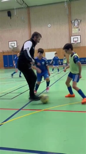 Dag 3 . Fokuset var matchspel. Alla barn tyckte att idag var den roligaste dagen såklart då vi bara spelade match hela dagen. Den äldre gruppen fick även chansen att avsluta med att möta ledarna sista 20 Minuterna av dagen. Vem tror ni vann? Ledarna som var totalt 5 st på plan? Eller barnen som spelade med 10 spelare? Vi sammanfattade campen med barnen innan de gick hem där alla var överens om att det var roligt med fotboll under jullovet. Annars hade många av barnen tyvärr suttit hemma väldigt 