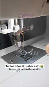 100K views · 7.1K reactions | 3 claves para usar el enhebrador automático: 1️⃣ Aguja bien colocada y alineada. 2️⃣ La aguja debe estar en su punto más alto! 3️⃣ Bajá el enhebrador hasta que el ganchito entre en el ojo de la aguja. 4️⃣ Sostené el hilo tenso hacia adelante. ✨️ Bonus: No funciona con agujas muy finas, y si no engancha... probablemente la aguja esté mal colocada. | Cosiendo en casa | Facebook