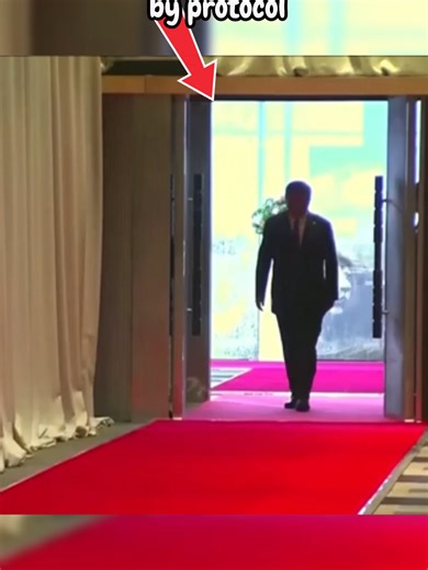 Security Optics Compared — Xi Jinping vs Putin | Power Without Words As Xi Jinping moves through protocol, even his translator is gently halted. No shouting. No drama. Just a raised hand and a rule already understood. The message is subtle: 👉 Nothing moves unless the system allows it. Now, scene two. Different country. Different energy. A leader walks in — flanked by security — and there it is: the briefcase. When Vladimir Putin appears, the guarded case never leaves his side. No explanation. N