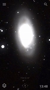 Messier 64, o la Galaxia de La Bella Durmiente, es una galaxia espiral en la constelación de la Cabellera de Berenice, a unos 17 millones de años luz. Destaca por su núcleo brillante y su estructura en espiral. #astronomia #cosmos #ciencia #carlsagan #universo #estrellas #galaxias #florencia | Boveda Celestial