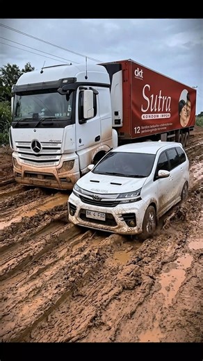 Nekat! Avanza Ceper Salip Truk di Lumpur Licin… Endingnya Gak Nyangka 😱