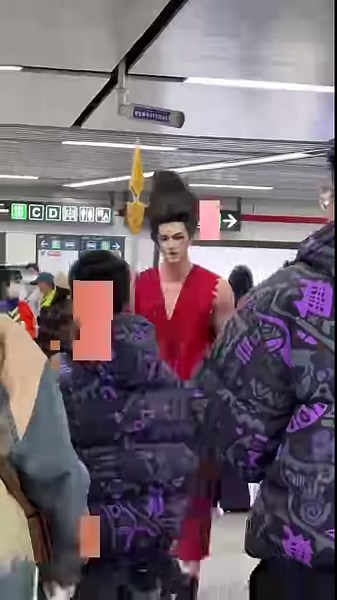🤩🔥Ne Zha spotted at a Hangzhou subway! Cosplayer: "I'm not cold, my heart is on fire!" 🔥 #NeZha2 #Nezha #nezha2025 #nezhafanart #nezhazhimotongjiangshi #cosplay #cosplayers #哪吒 | Shanghai Daily 上海日报