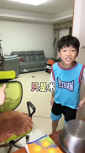 妈妈不在家，爸爸偷偷搞动作，没想到妈妈突然回来，还放了大招…#come的喂改编歌 #come的喂 #雷霆嘎巴 #家庭搞笑 #全民抖包袱