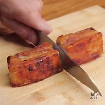 【油なしでカリッカリに焼きました♡】クリスピーポークベリー / Super Crispy レシピはこちら！https://www.buzzfeed.com/jp/redkikuchi/super-crispy-pork-belly 作ったらコメント欄に写真を投稿してくださいね！😊✨ | Tasty Japan