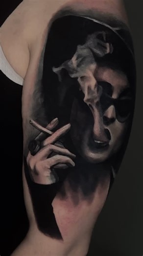 “Of the two evils I always chose the one that I hadn’t tried before” 🚬🧼 MARLA SINGER 🖤 from Fight Club, based on the book by one of my favorite fiction authors Chuck Palahniuk. I’m so grateful to my friend Cyn for trusting me all these years later to get back into this piece. We started ten years ago on this and today I pretty much wanted to give her a fresh start with a completely fresh piece. Thank you beautiful 🩷 Find me this weekend at @theallstarstattooconvention 🤍🤘🏻 Done using: 🩸 @