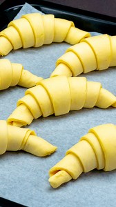 1.2M views · 13K reactions | ¡Acabo de encontrar la forma más fácil de hacer croissants! Ingredientes huevos: 2 pza azúcar: 30 g leche caliente: 300 ml levadura en polvo: 6 g mantequilla blanda: 30 g harina: 600 g aceite: 20 ml harina: 5 g mantequilla blanda: 200 g azúcar: 50 g harina: 5 g mantequilla blanda: 100 g harina: 5 g huevos: 1 pza leche: 20 ml | Cookrate - Español | Facebook