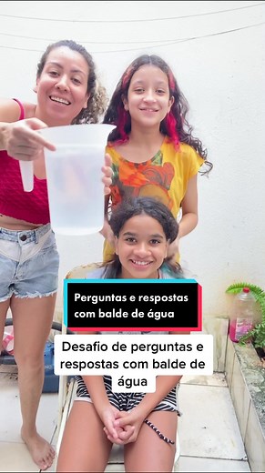 Desafio de perguntas e respostas com balde de água Fizemos a brincadeira de perguntas e respostas usando um balde de agua no lugar das bexigas 😂😂😂 #perguntaserespostas #estourandobexigasdeagua #desafioperguntaserespostas #humor #brincadeiras #maeefilha #desafio #desafiobaldeagua