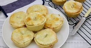 Homemade party pies are perfect for little hands 👌 >>> http://bit.ly/2EfTXBA | Kidspot