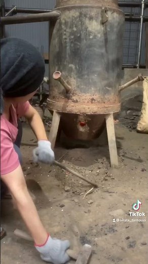 たたら製鉄で玉鋼を作る職人を村下(むらげ)またはたたら師と呼びます。 #伝統工芸 #職人 #たたら製鉄 #玉鋼 #東京 #tamahagane #japaneseculture #katana
