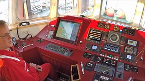 Der Mai-Ausflug zu den Seenotrettern fällt in diesem Jahr Coronavirus-bedingt aus. 😔 Aber wir haben eine Alternative: Wir begrüßen virtuell Besucher an Bord. Radar, Seefunk, elektronische Seekarte, Kompass und Fahrhebel – wie funktioniert das alles? 🤔 Herzlich willkommen auf der Brücke unseres Seenotrettungskreuzers ANNELIESE KRAMER/Station Cuxhaven! 🤩 | Die Seenotretter – DGzRS