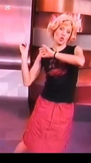 Ruth Infarinato se consolidó como una de las figuras vocales más representativas de una etapa clave de MTV. Con estilo propio, claridad editorial y una presencia contundente, fue más allá de la simple conducción musical: tendió puentes entre culturas, dio visibilidad a distintas escenas y habilitó nuevas formas de leer la música desde la pantalla. Su trabajo en MTV marcó a toda una generación que comprendió que la música también comunica ideas, posicionándola como una de las presentadoras más in