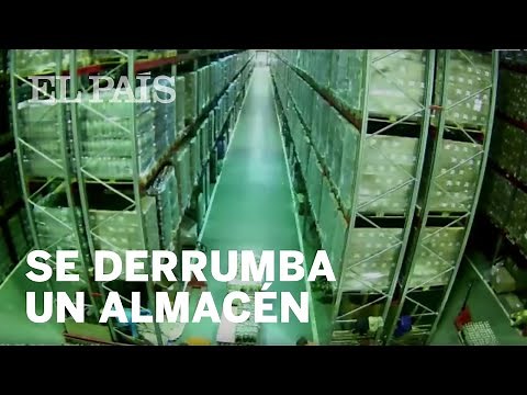 Una mala maniobra del conductor de un montacargas destroza un almacén