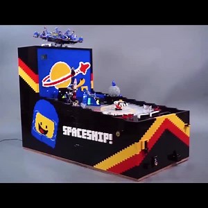 20K views · 496 reactions | Bre Burns von The Brothers Brick verbrachte mehrere Monate damit, das Design von "Bennys Space-Adventure", einem voll funktionierenden Flipper aus über 15.000 LEGO-Steinen, zu perfektionieren. Einschließlich programmierbarer LEGO Mindstorms NXT-Steine, die Sounds erzeugen und den Highscore zählen.  | LEGO | Facebook