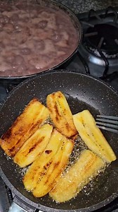 Frijoles fritos y platano la cena perfecta #ElSalvador #recetas | El Salvador en un Minuto Recetas