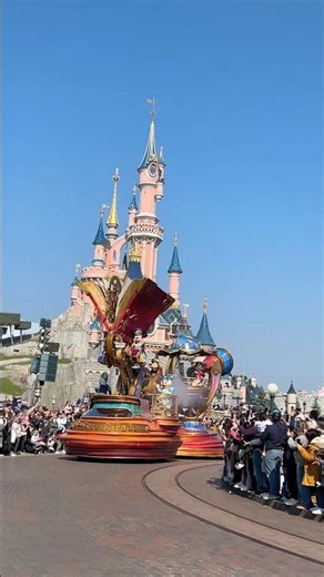L’arrivé de la parade Disney Stars on Parade, sur central plaza le mois dernier à Disney✨(Mars 2026)