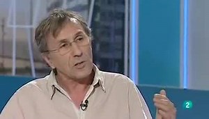 VIVIR EN EL ALMA no es un libro para inocentes ni para los excesivamente jóvenes (me refiero a aquellos que, tengan la edad que tengan, han permanecido a resguardo de la vida y han tomado pocos riesgos). Al contrario, es para aquellos que han experimentado en algún momento las inevitables inclemencias y contrariedades del vivir; para los que conocen el amor pero también el desamor, la alegría pero también la tristeza; para los que han tenido la suerte de cometer errores, equivocarse mucho o poco