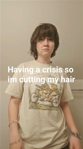 If it looks chaotic, it’s intentional #DIYHaircut #AltStyle #AltHair #HairTransformation #FreshCut