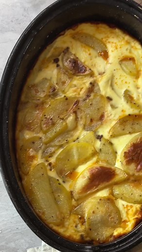 My mom would make this all the time! One of my favorite Serbian dishes🫶🏻 (recipe below) Ingredients: - 300g ground beef - 300g ground pork - 2 onions - 1 red pepper - paprika powder, vegeta, salt & pepper - 6 big potatoes - 3 eggs - 3 tbsp yogurt/ sour cream - 200ml milk Instructions: 1. First, sautée the onions & red pepper until onions are translucent! 2. Second add your ground beef, season and cook on medium for 5 minutes. Preheat your oven to 420 °F. 3. While this is cooking, peel and cut 