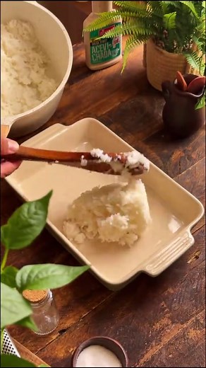 [SUSHIBURGER] La receta que nadie me pidió pero que todos necesitaban. Estoy seguro de que un japonés ve que esto en Chile y hace un harakiri pero aceptemos una verdad. EL SUSHI DE CHILE ES RICO. ME ENCANTA QUE TENGA PALTA, QUESO CREMA Y QUE LO FRÍAN PARA LLENARLO CON TERIYAKI OK? Bien dicho eso, procedo a dejar los ingredientes de esta receta. Ojo que para acompañar este fino platillo ocupé la salsa acevichada de la línea Street de @gourmetchile y uffff le hicimos chupete. Ingredientes: Para el