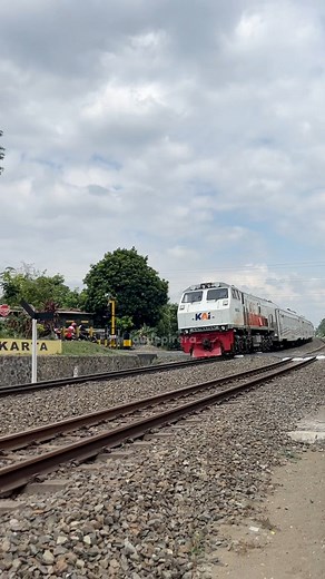 5.7K views · 94 reactions | Lokomotif sprinter CC 203 01 06 berdinas KA Malioboro Ekspres relasi Purwokerto-Malang #keretaapiindonesia #keretaapi #naikkeretaapi #lokomotif #malioboro #cc203 | Laude Pirera Ardi | Facebook