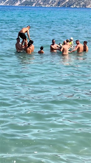 Greg Corpidis on Instagram: "Δείτε τι χαμό δημιούργησε πάλι η άλλη… 😂🐶 ερχόταν ο κόσμος και μου έλεγε τα καμώματα της μέσα στη θάλασσα"