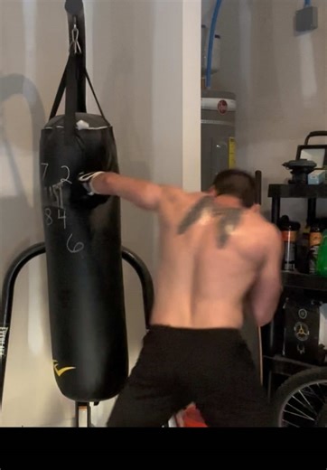 Going for Jack Dempsey’s style on this one…#boxing #heavybag #workout #training #fypviralシ