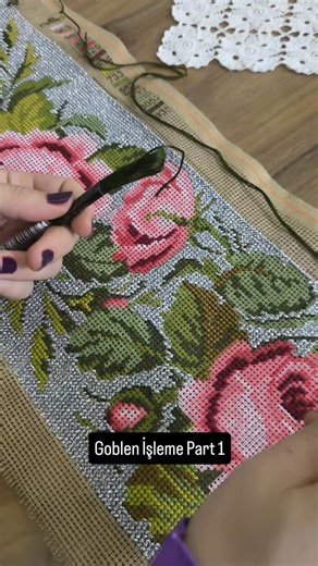 Hilal Home on Instagram: "Goblen, kumaş üzerine önceden baskısı yapılmış desenin ipliklerle işlenerek kapatıldığı bir el işi tekniğidir ve kumaşının da ismidir. (Çoğunlukla desenle aynı renkte iplerle işlenir, bazen desenden farklı renklerle de işlenir.) Bu yöntemde: Desen sayarak değil, baskıyı takip ederek işlenir İşlendikçe baskı ipliğin altında kaybolur Ortaya çıkan üründen tablo, kırlent, çanta, runner, lambader gibi dekoratif el işi ürünler elde edilir. Videonun devamı Part 2'de gelecek 🍀