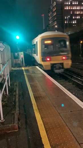 Southeastern class 465 departing Denmark hill for London Victoria