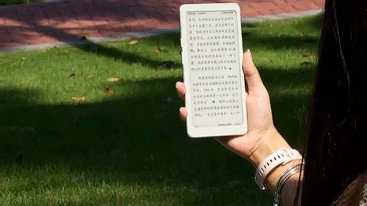 Tango双侧按键太香了！翻页换应用一键搞定，操作流畅顺手，通勤路上刷文档、切应用再也不用忙乱找按钮，单手掌控高效节奏。