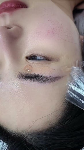 眉アートメイクで「ぼんやり顔」から卒業！毎朝15分の時短になるだけでなく、骨格に合わせた眉形で顔立ちがパッと華やかに。すっぴんでも自信が持てる、最強の時短美容です。