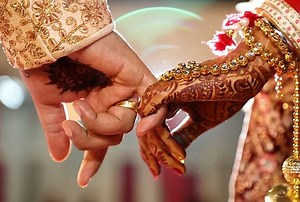Marriage Anniversary Wishes: इन खास संदेशों से अपनों को दें शादी की सालगिरह की शुभकामनाएं