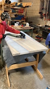 6.3K reactions · 563 shares | Découvrez la fabrication dune table en bois et epoxy par Jeff Mack Designs ✨ | ELLE Décoration | Facebook