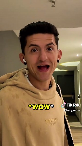 ¿Piscina en Bogotá? ¡Sí se puede, amores! Descubrimos un plan que no sabíamos que necesitábamos: noche de descanso, piscina, jacuzzi y spa en pleno centro de la ciudad 🏙️🫧 Nos quedamos en el Hotel Grand Park y fue el plan perfecto para salir de la rutina sin salir de Bogotá ❤️‍🔥 El pasadía está en $60.000 pesos por persona, incluye sauna, turcos y piscina ✨💖 pero si lo que quieres es pasar la noche en este maravilloso lugar los precios van $280.000 según tu elección. La vista es brutal!✨Noso