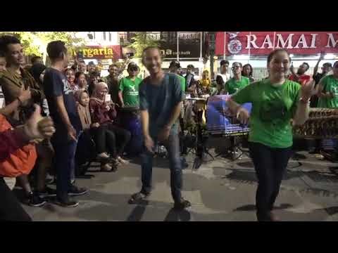Joget Lucu Bikin NGAKAK, Pengamen Calung Jogja Malioboro🎶