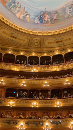 DON QUIJOTE, Ballet con coreografía de Silvia Bazilis y Raúl Candal, basada en la versión original de Marius Petipa, coreografía de la «Variación de las copas» de la escena de la taberna: Mikhail Baryshnikov y música: Ludwig Minkus Ballet Estable del Teatro Colón Orquesta Filarmónica de Buenos Aires Dirección musical: Manuel Coves Diseño de escenografía y vestuario: Hugo Millán Diseño de iluminación: Pablo Pulido Repositora invitada: Lorena Fernández Sáez Supervisora de la producción del Ballet 