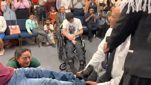 14 reactions | Evangelista Wilmer Liendo prayed on a boy shorten leg to grow out in Jesus name | Holy Spirit TV | Facebook