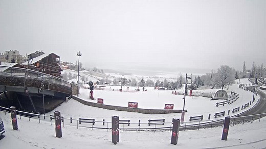 Réveil blanc 😍 Quel plaisir de voir notre village station se recouvrir d'un manteau blanc ! Déjà 20 cm en haut du domaine 🌨️❄️ Webcam live 👉 https://lesangles.com/webcam/ | Les Angles Le Village Station