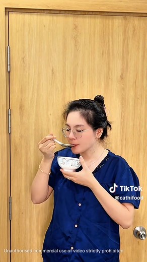 Chè mè đen CaThiFood vị ngọt thanh, thơm bùi, đẹp từ bên trong Không cần lỉnh kỉnh ninh nấu, chỉ cần 1 phút là có ngay bát chè mè đen sánh mịn, thơm nức mũi. Vị ngọt rất thanh, không hề bị gắt, ăn đến đâu thấy bùi béo đến đó. Vừa thỏa mãn cơn thèm ăn vặt, vừa tốt cho tóc lại đẹp cho da. Thử ngay thôi cả nhà ơi! 🥣🖤 #CheAnLien #Chemeden #CheGoi #AnVatTienLoi #CheNgon