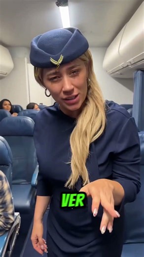Pasajeros desaparecen en pleno vuelo… hasta que la azafata abre la puerta 😱