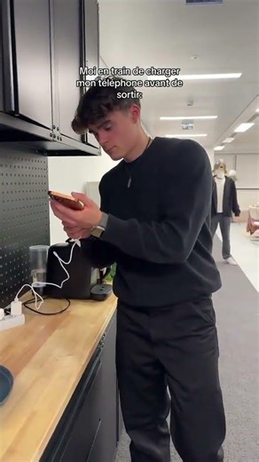 En train de charger mon téléphone avant de sortir @LaGroupiedAlana #shorts #youtubeshorts #funny