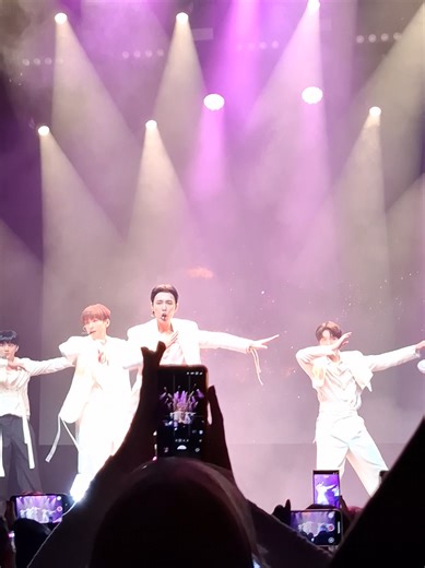 SF9 in London ❤️🇰🇷🫰 #sf9 #london #concert #kpop