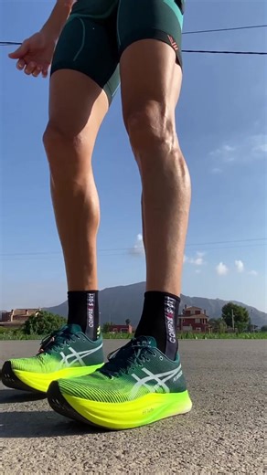 🔊MetaSpeed Sky ASMR Edition #run Upper: Super cómodo, muy agradable, sobre todo la zona del collar del tobillo.Pese al aumento de unos pocos gramos en esta edición, resulta muy livianaMuy estables, sorprendido.Decíamos que las AlphaFly eran ruidosas 😂#asics #asicsmetaspeedsky #metaspeedsky #asicsrunning #carbonplaterun #carbonplateshoes #ffturbo#nikealphafly #zoomx #running #runningshoes #runner #runnersofinstagram #instarunners #instarunner #instarun #marathon #marathontraining #nike