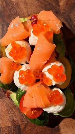 🥑Smoked Salmon Avocado Toast with Fresh Mozzarella & Caviar 🍣🌿🧡