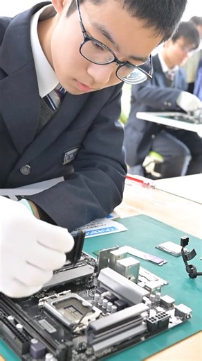 工学院大学附属中学校・高等学校l公式l | デジタルクリエイター育成部のICTデバイス（PC）組み立て講習。 株式会社ユニットコム様のご協力で、中高校生14名が参加しました。 コンプリートでスマートなPCを脱し、 独自にカスタムする喜びと可能性が彼らに宿りました。 工の精神を大切に、... | Instagram