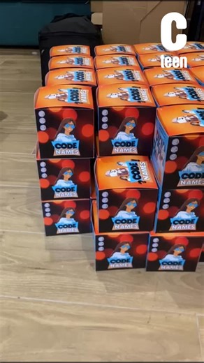 Après le CTTM, le 5 secondes… Cteen a sorti un nouveau jeux : le Code Names en version 100% juive. Le jeux parfait pour s’amuser avec tes amis ou ta famille 🔥 #cteen #cteenfrance #jewishpride #proudofjew #ados #jeux #codenames | Cteen France