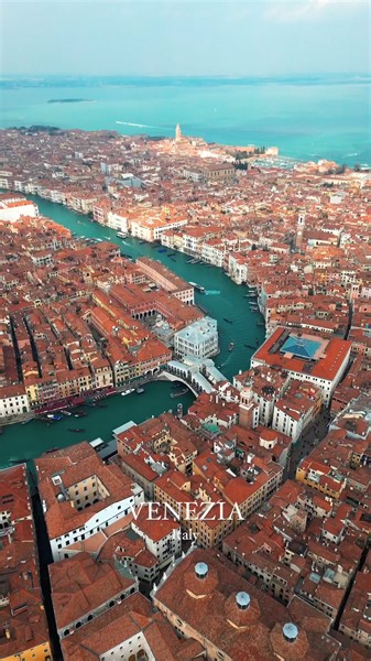 3.9K views · 57 reactions | There's something extremely romantic and charming about Venice, plus there is so much history and culture. Don't miss our ultimate guide to Venice, Italy!   Link in bio. : @giorgioteti . . . . #italia #italy #venezia #venice #veniceitaly #italia #travelitalia #veneziaunica #alluring_venice #loves_united_venezia #christmas | Vox City | Facebook