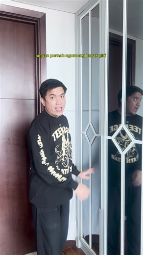 Cowok Bawa Pouch: Gaya atau Konyol?