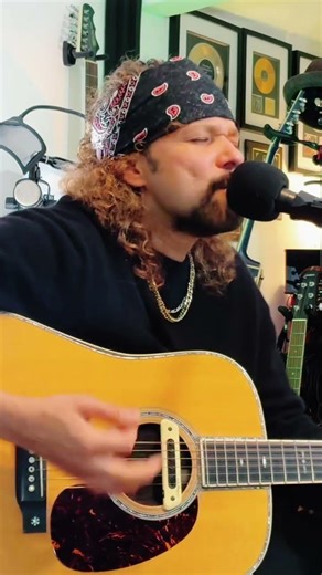 Just me, my Martin D42, and a stompbox 🎸🥁