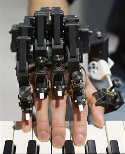 A robotic hand helps piano players' fingers move faster