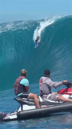 𝗪𝗮𝘀 𝗧𝗵𝗶𝘀 𝗕𝗼𝗱𝘆𝗯𝗼𝗮𝗿𝗱𝗶𝗻𝗴’𝘀 𝗕𝗶𝗴𝗴𝗲𝘀𝘁 𝗠𝗼𝗺𝗲𝗻𝘁 𝗼𝗳 𝟮𝟬𝟮𝟱? 62 years old. Teahupoʻo. Mike Stewart. 🌊🔥 Not your typical OAP… still dropping into absolute bombs at the “End of the Road” and proving that age really is just a number 👑 A true pioneer. A living legend. And a moment that will be talked about for years to come. 🎥 @timmckenna 👇𝗪𝗵𝗮𝘁 𝗱𝗼 𝘆𝗼𝘂 𝘁𝗵𝗶𝗻𝗸 𝘄𝗮𝘀 𝘁𝗵𝗲 𝗯𝗶𝗴𝗴𝗲𝘀𝘁 𝗺𝗼𝗺𝗲𝗻𝘁 𝗶𝗻 𝗯𝗼𝗱𝘆𝗯𝗼𝗮𝗿𝗱𝗶𝗻𝗴 𝗶𝗻 𝟮𝟬𝟮𝟱? Drop your an